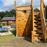 Bimmelbahn 2 - Familienferienhaus 100 M Am Dampflokbahnhof Sauna Trampolin Spielezimmer Hébergement de vacances Olbersdorf