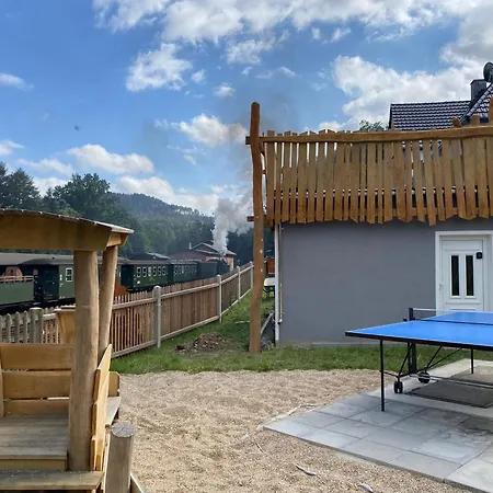 Bimmelbahn 2 - Familienferienhaus 100 M Am Dampflokbahnhof Sauna Trampolin Spielezimmer Olbersdorf